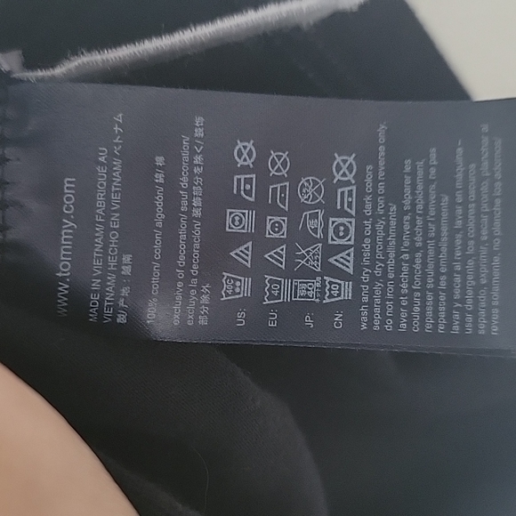 Tommy Hilfiger Men's T- Shirt - Picture 4 of 4